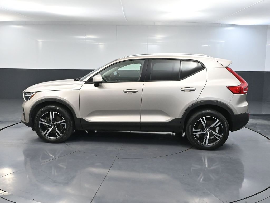 Used 2023 Volvo XC40 B5 Core image 10