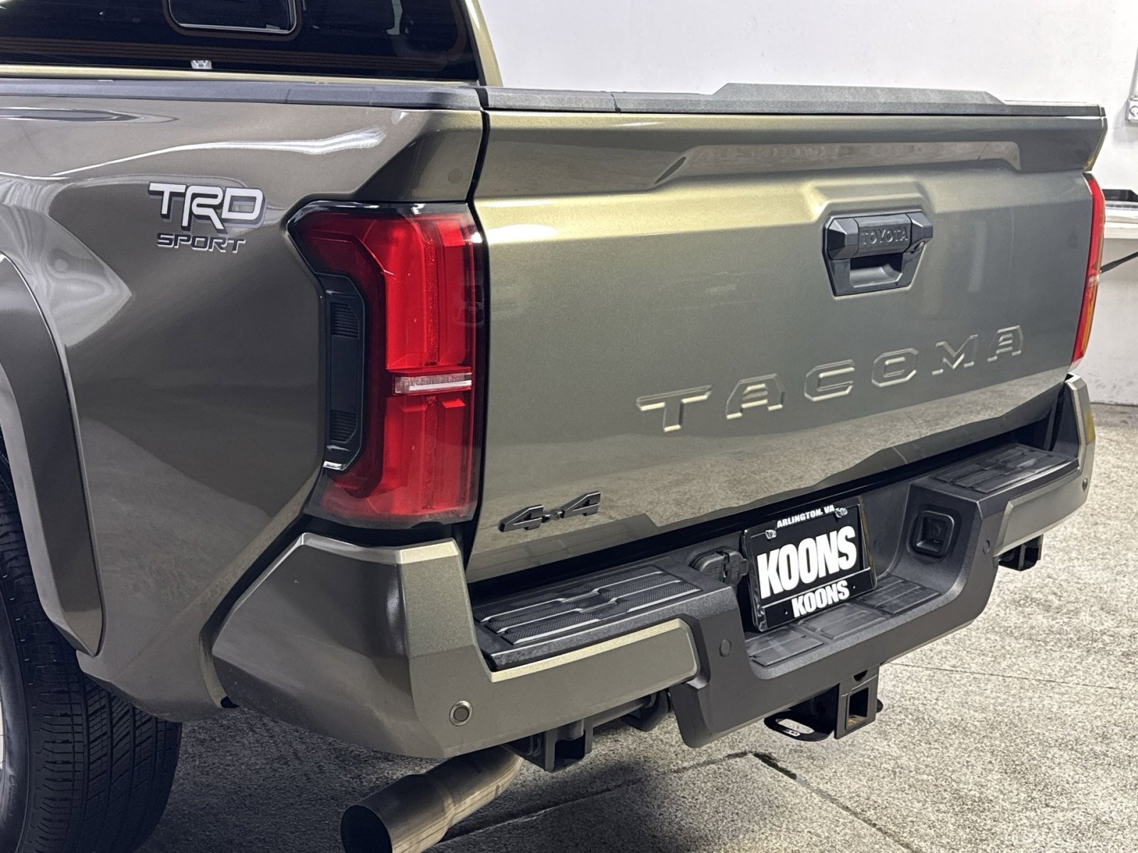 Used 2025 Toyota Tacoma TRD Sport w/ TRD Sport Upgrade Package image 29