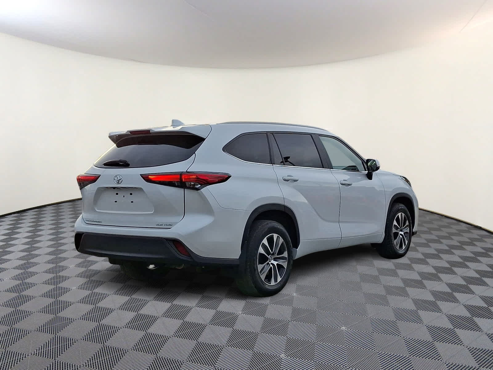 Used 2023 Toyota Highlander XLE AWD/4WD image 5