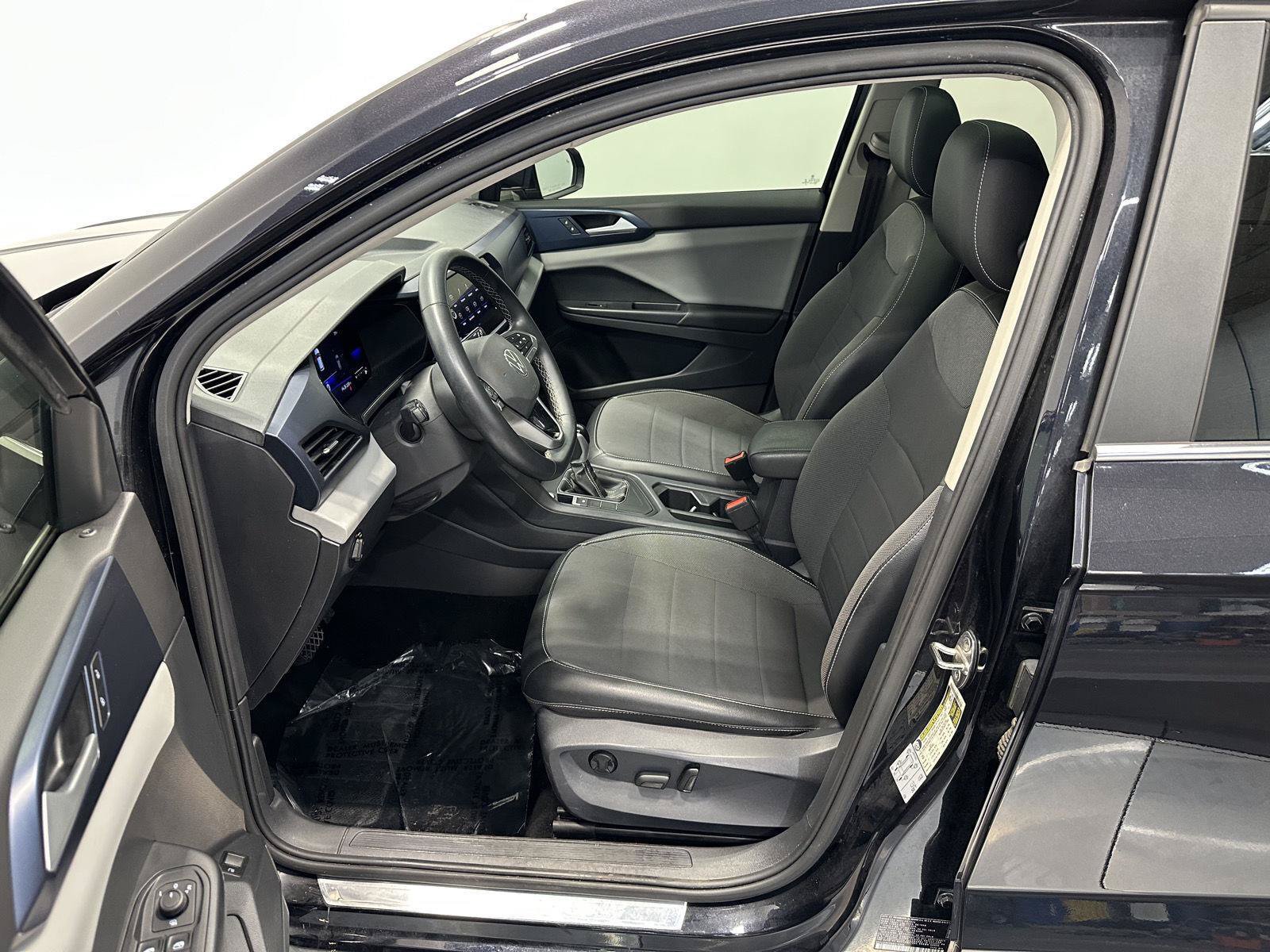 Used 2022 Volkswagen Taos SE w/ Panoramic Sunroof Package FWD image 14