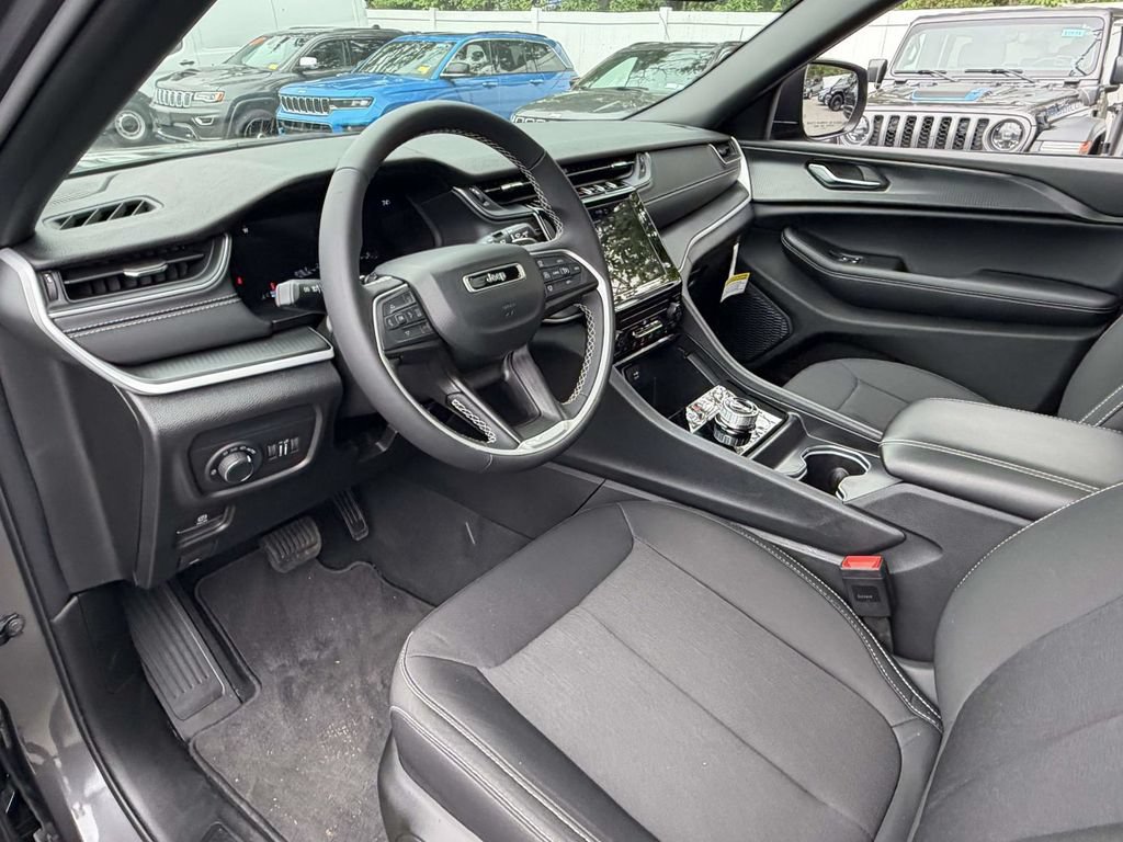Used 2025 Jeep Grand Cherokee Laredo X w/ MOPAR Finishing Package AWD/4WD image 18