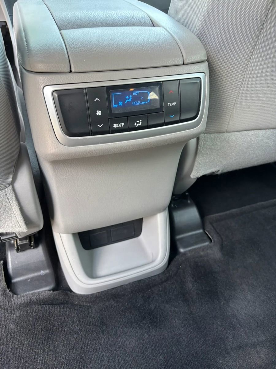 Used 2017 Toyota Highlander LE w/ Carpet Mat Package FWD image 12