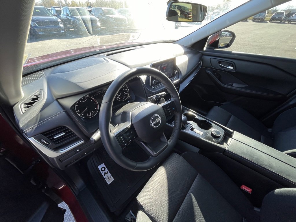 Used 2025 Nissan Rogue SV image 9