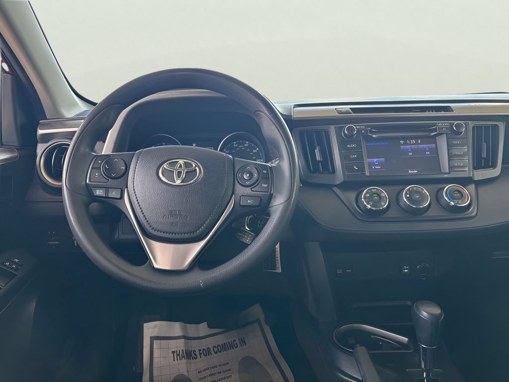Used 2018 Toyota RAV4 LE FWD image 4