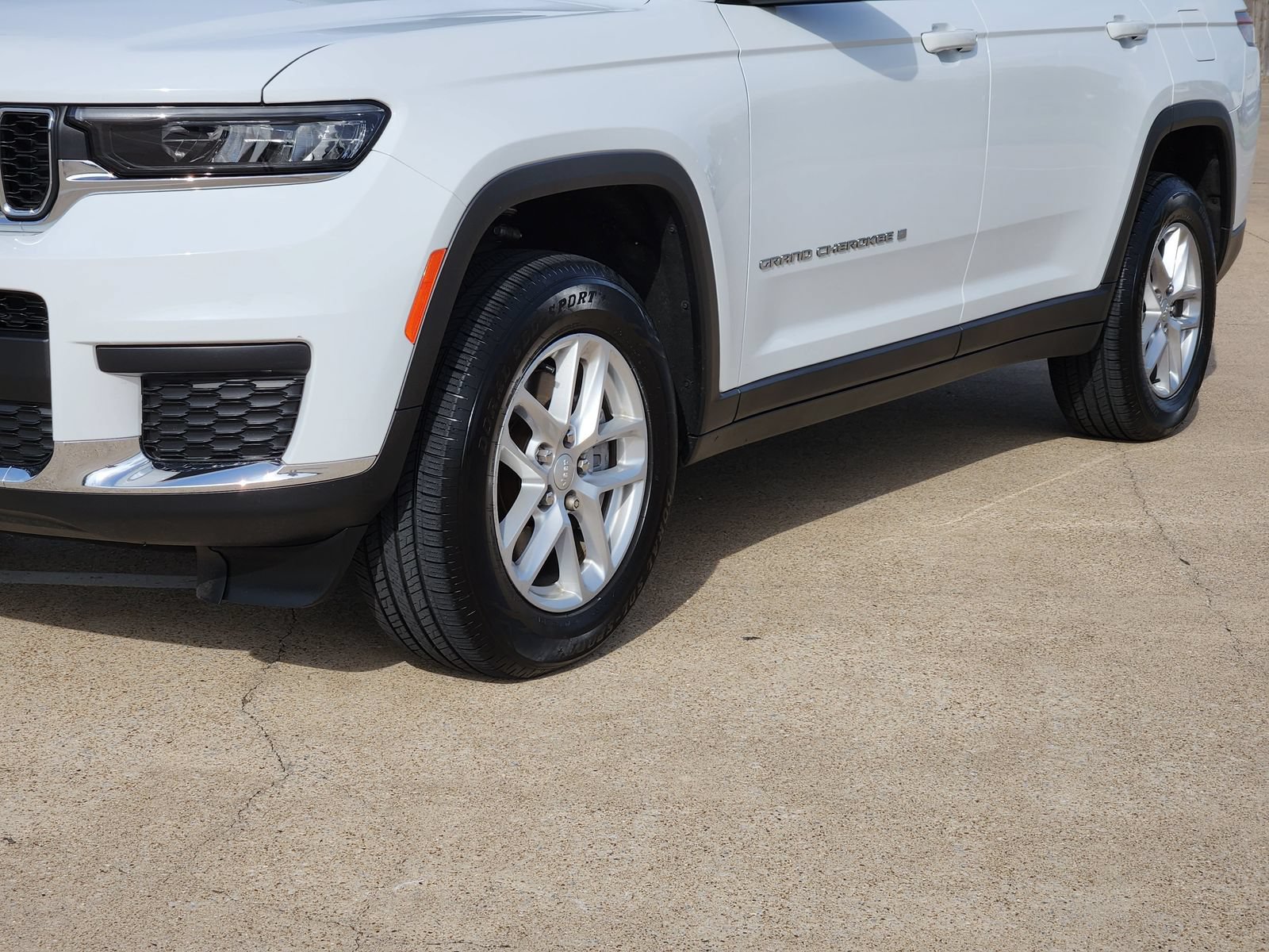 Used 2023 Jeep Grand Cherokee L Laredo w/ Luxury Tech Group I AWD/4WD image 12