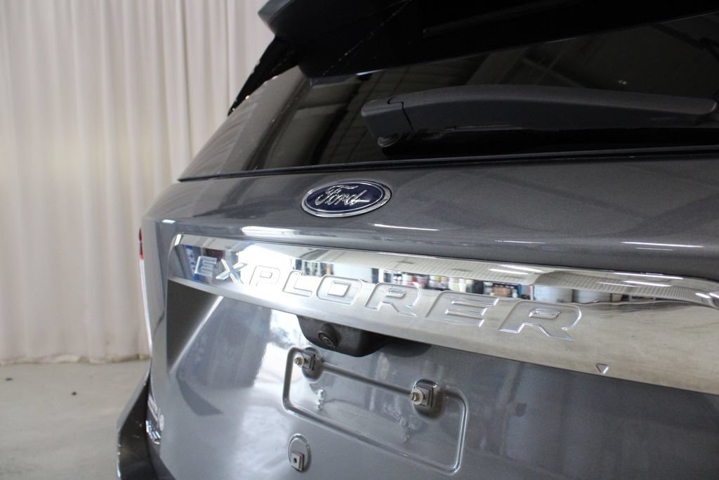 Used 2023 Ford Explorer XLT w/ Equipment Group 202A AWD/4WD image 33