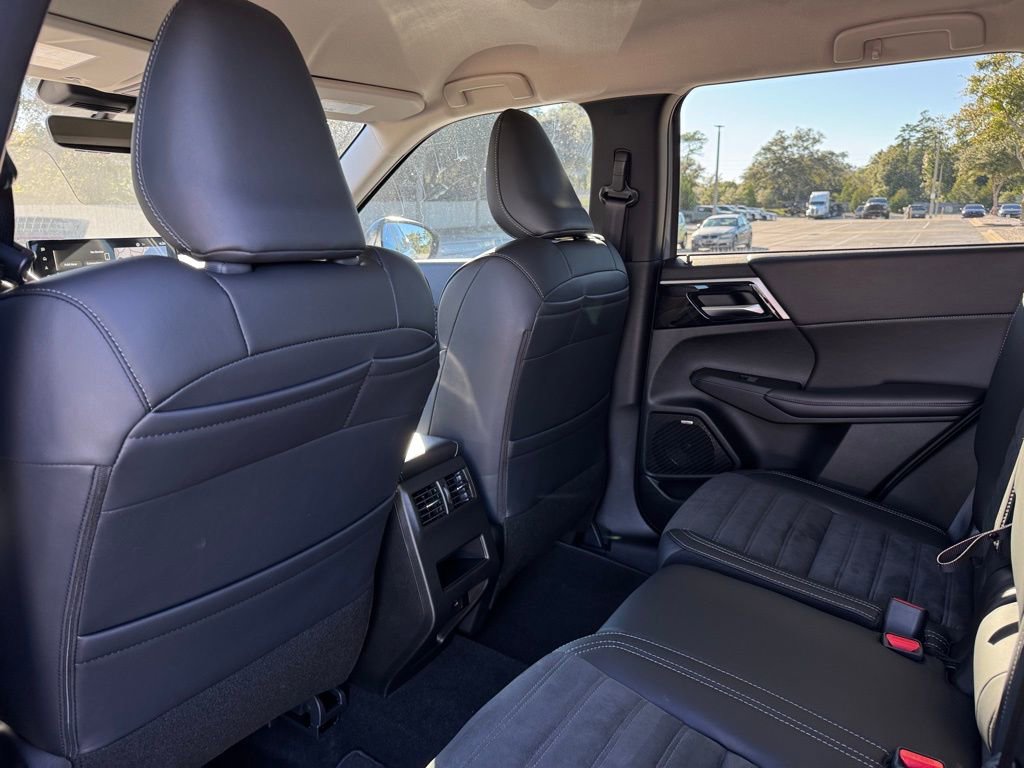New 2025 Mitsubishi Outlander SE image 17