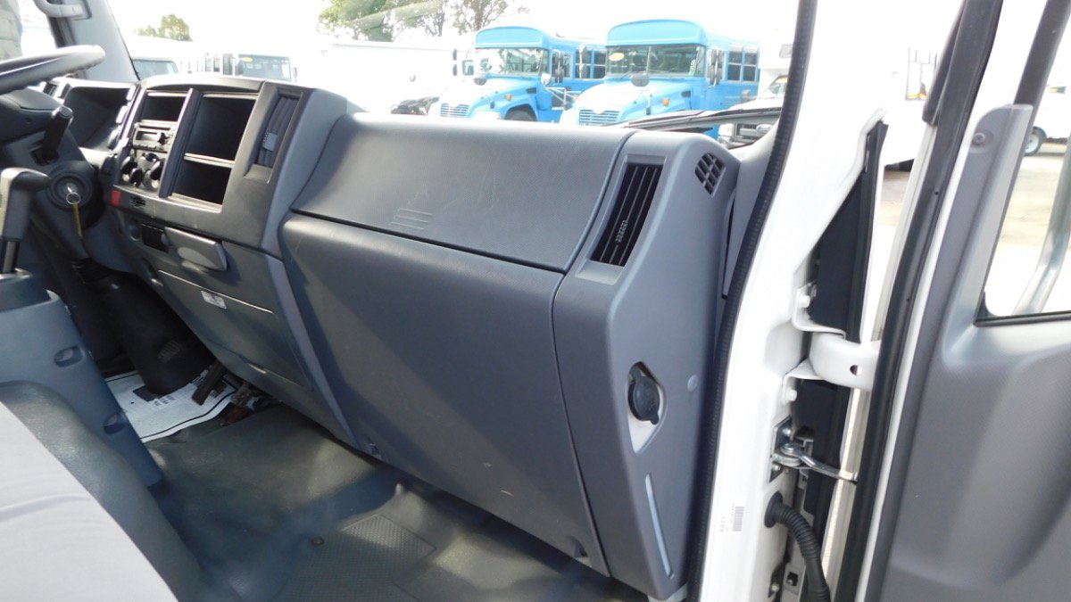 Used 2020 Isuzu NPR image 19