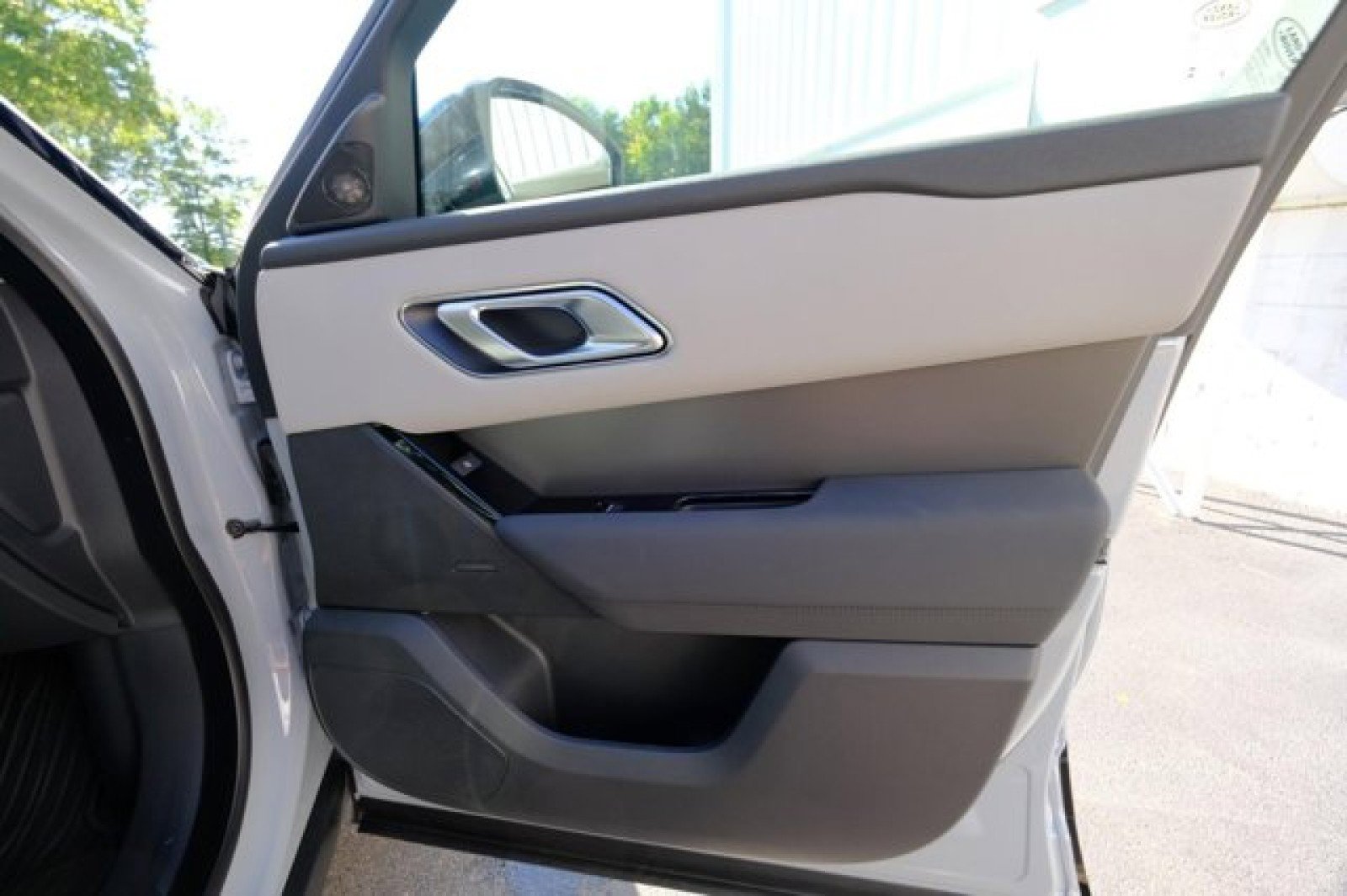 New 2025 Land Rover Range Rover Velar Dynamic SE image 18