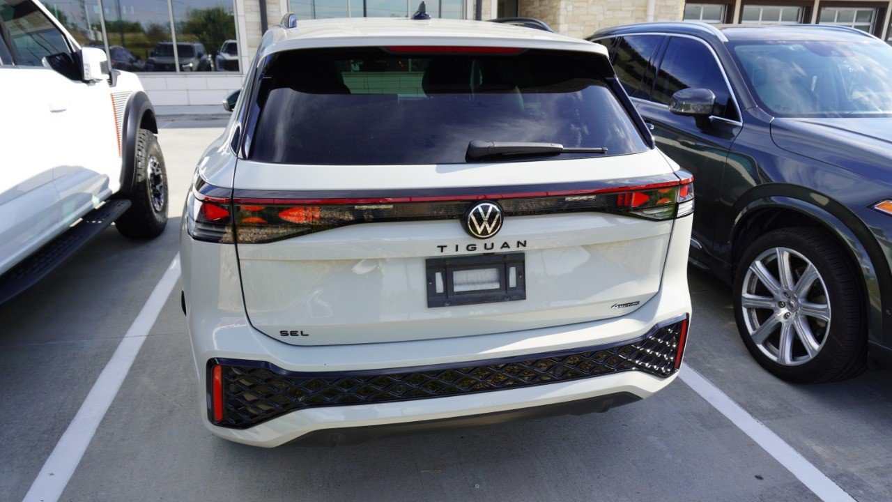 Used 2025 Volkswagen Tiguan SEL R-Line AWD/4WD image 6