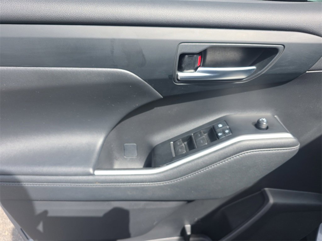 Used 2021 Toyota Highlander XLE image 18