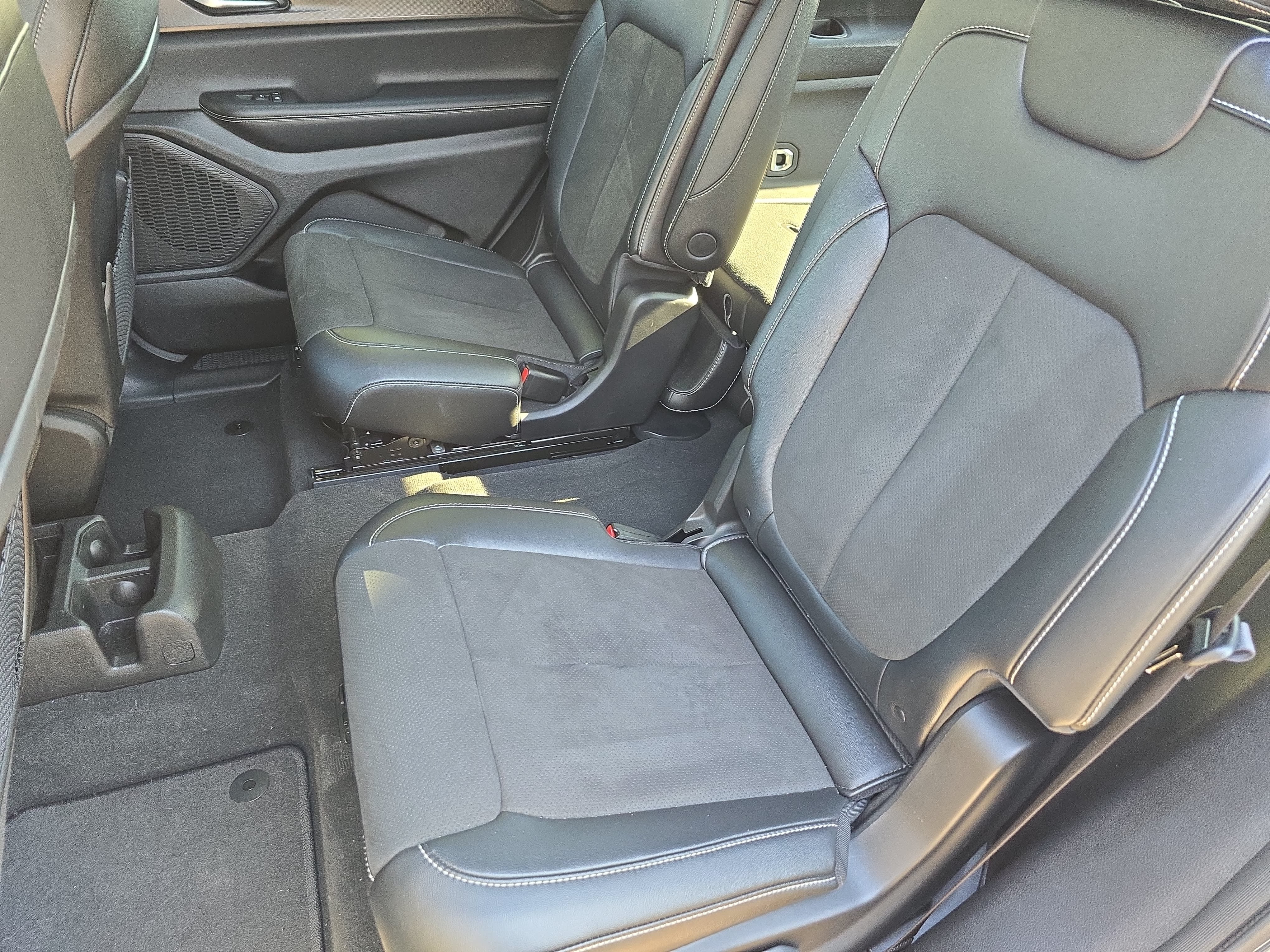 Used 2023 Jeep Grand Cherokee L Laredo AWD/4WD image 15