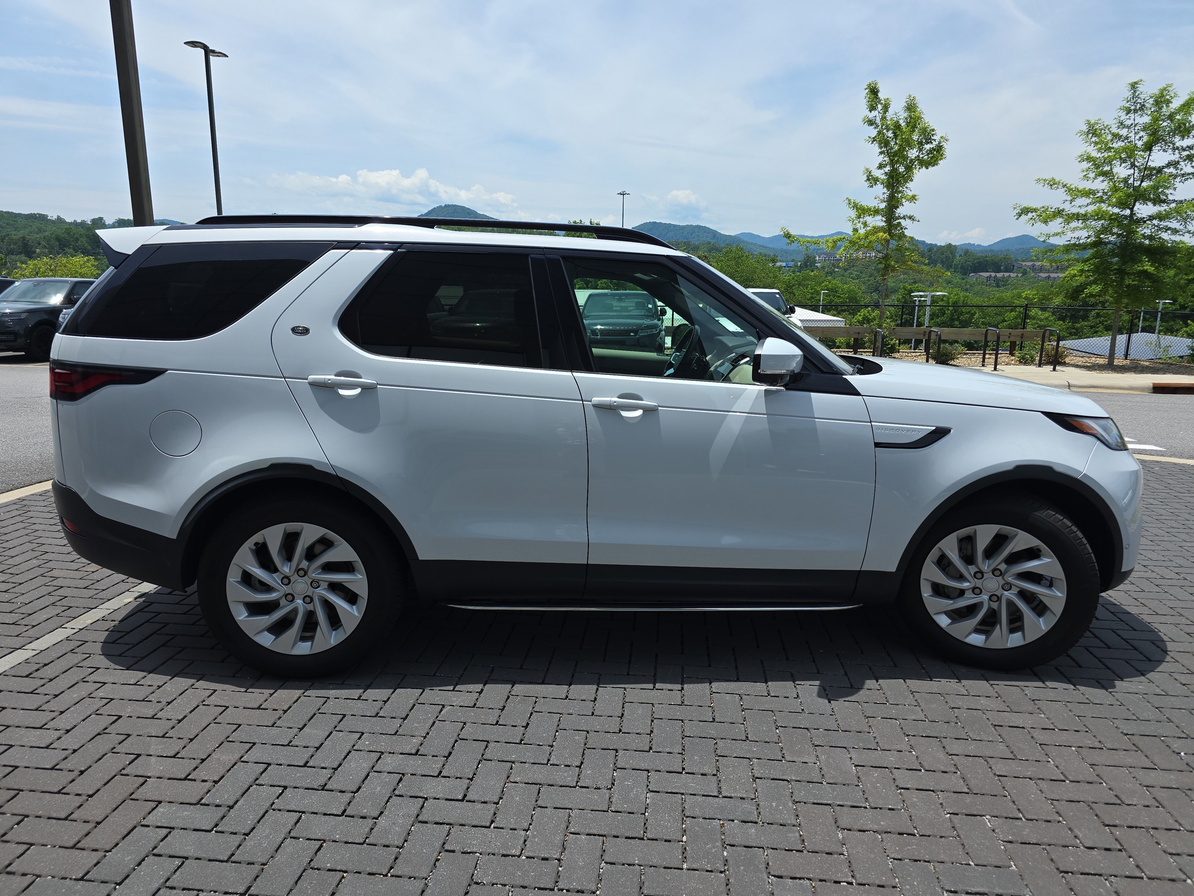 Used 2022 Land Rover Discovery S AWD/4WD image 4