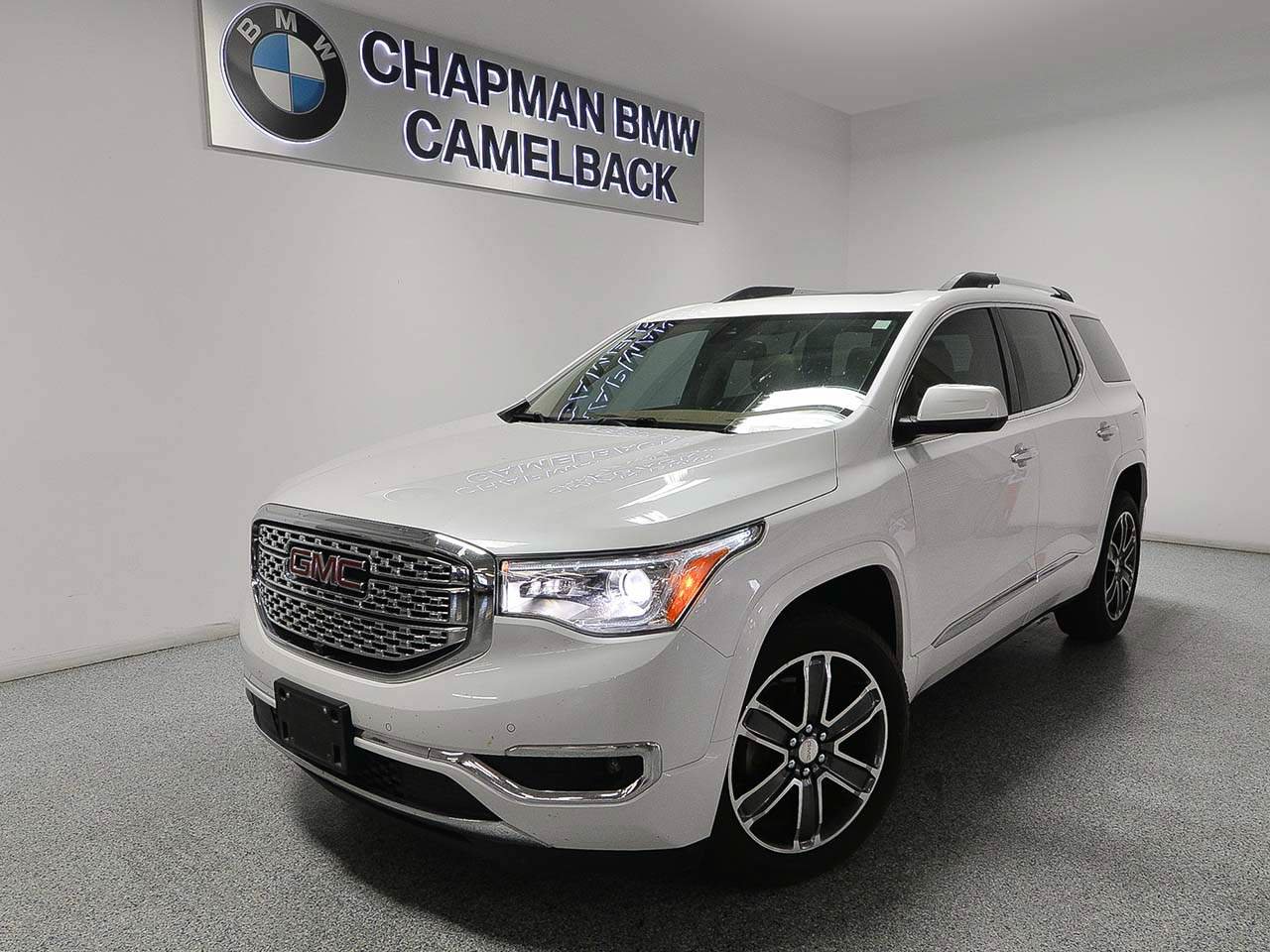 Used 2018 GMC Acadia Denali w/ Technology Package FWD image 1