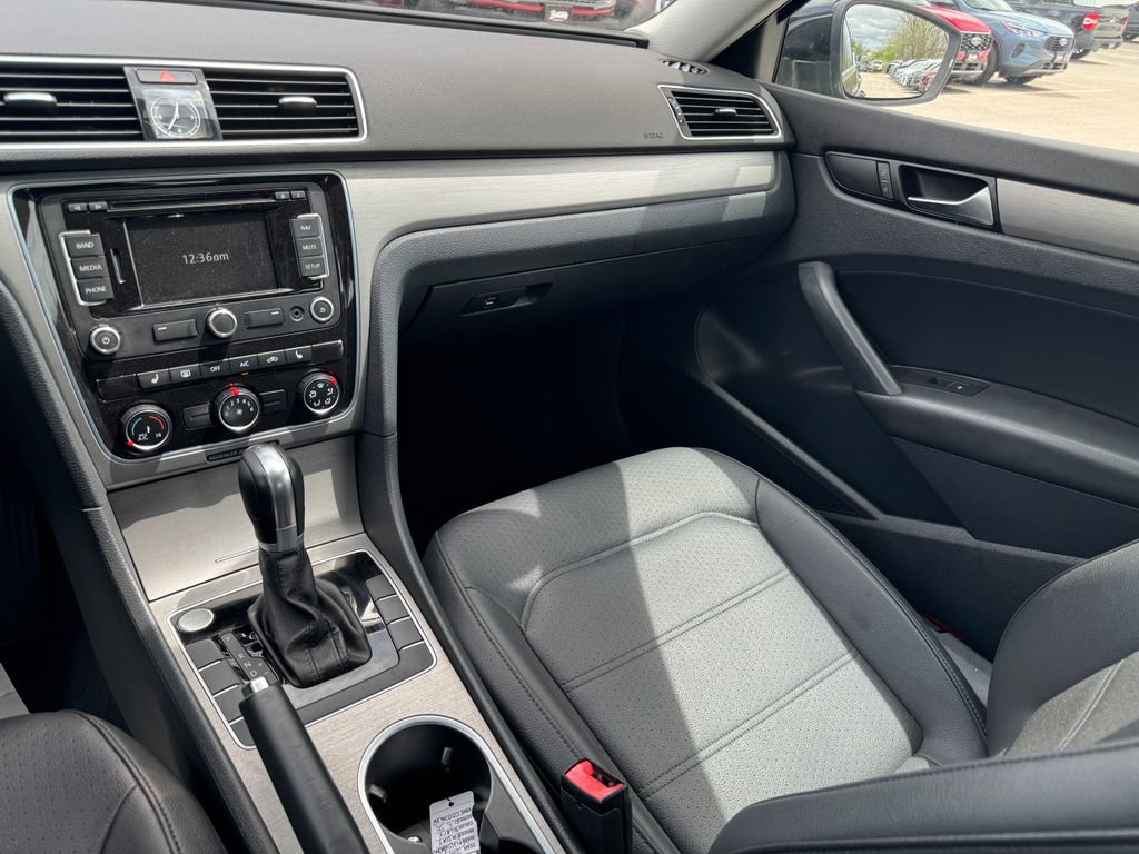 Used 2014 Volkswagen Passat 2.5 SE FWD image 19