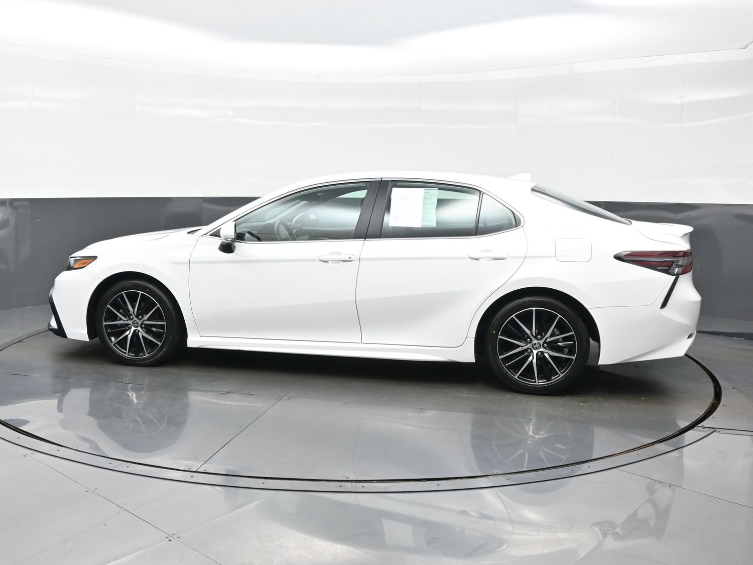 Used 2024 Toyota Camry SE AWD/4WD image 3