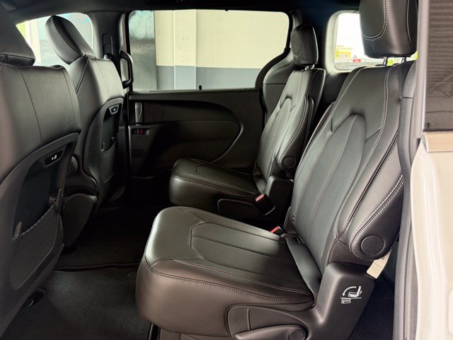 New 2026 Chrysler Pacifica Select AWD/4WD image 23