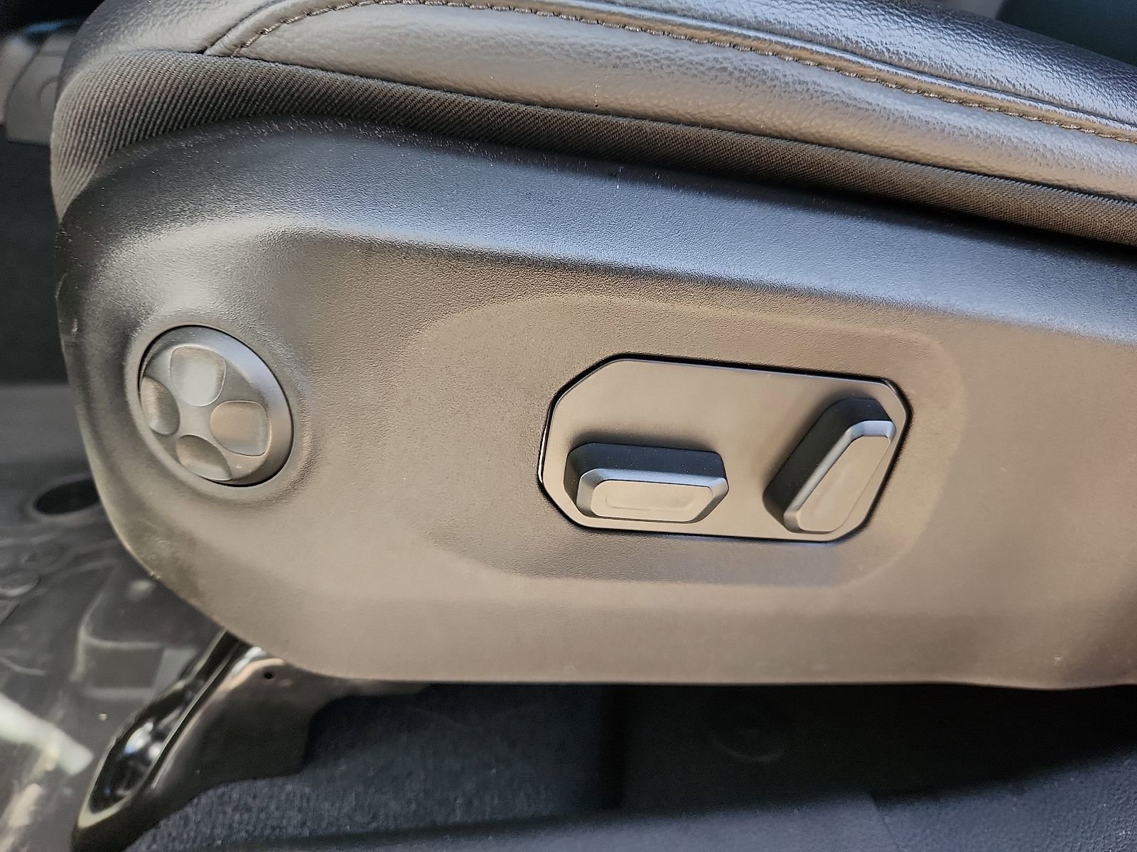 Used 2024 Jeep Wrangler Sahara image 13