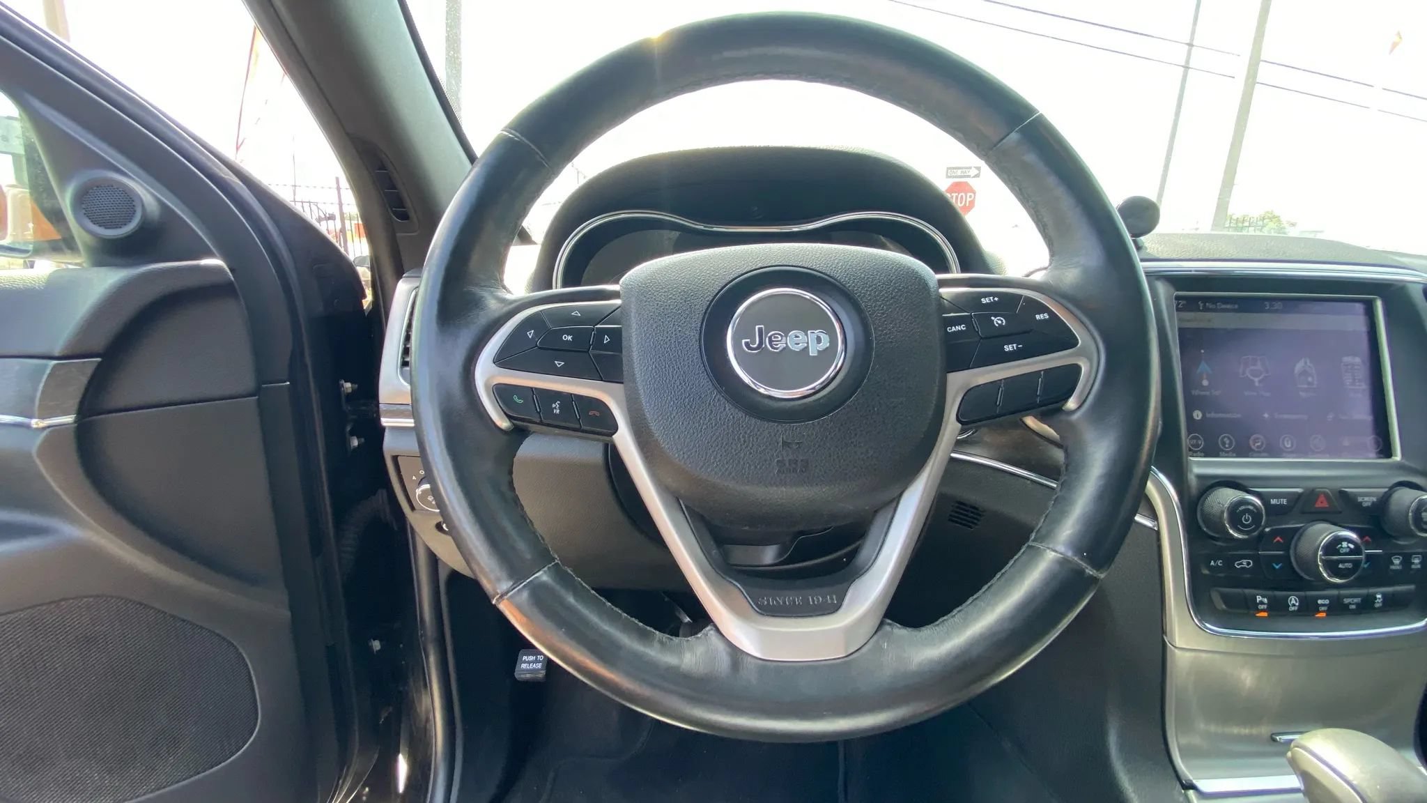 Used 2018 Jeep Grand Cherokee Limited AWD/4WD image 8