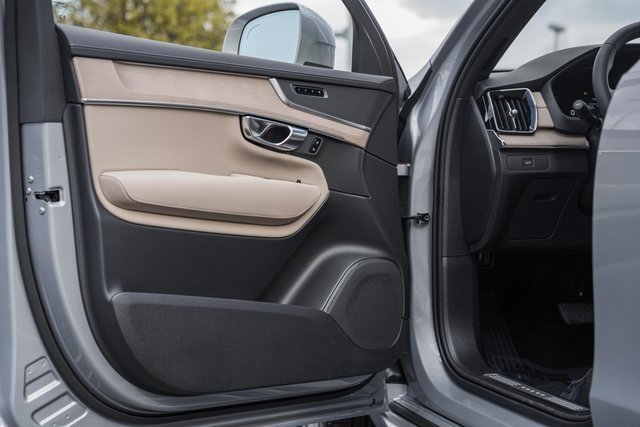 New 2026 Volvo XC90 B6 Plus w/ Protection Package Premier image 37