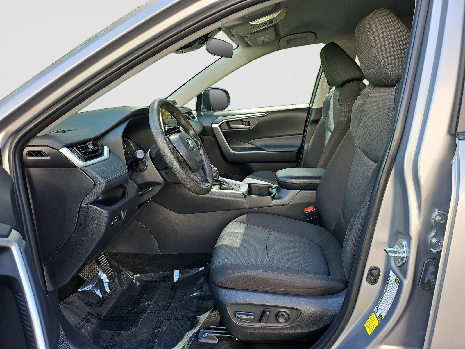 Used 2025 Toyota RAV4 XLE FWD image 22