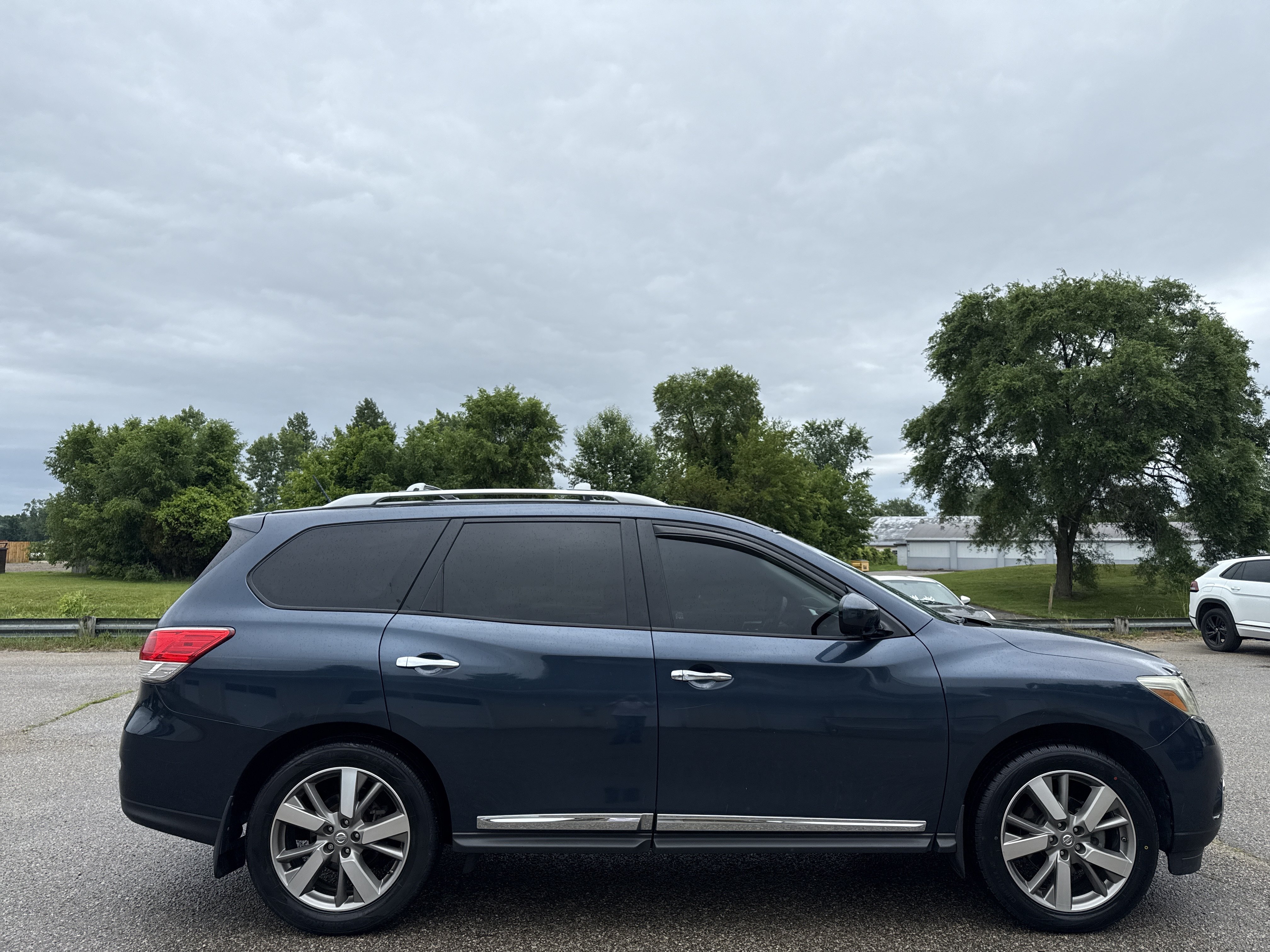 Used 2014 Nissan Pathfinder Platinum FWD image 2