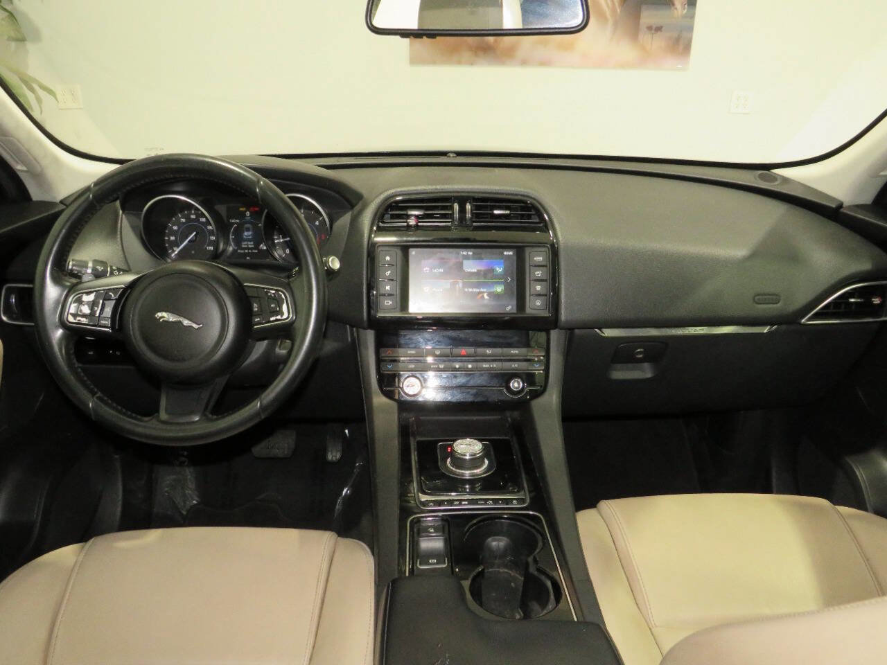 Used 2017 Jaguar F-PACE Premium image 16