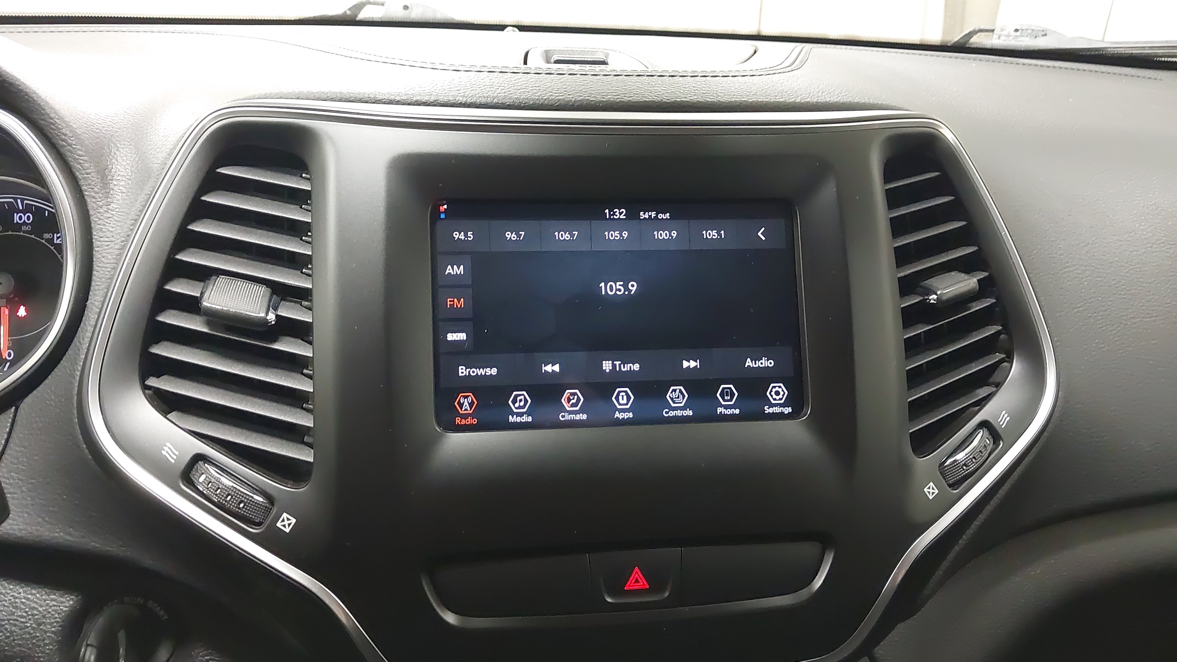 Used 2019 Jeep Cherokee Latitude w/ Cold Weather Group AWD/4WD image 20