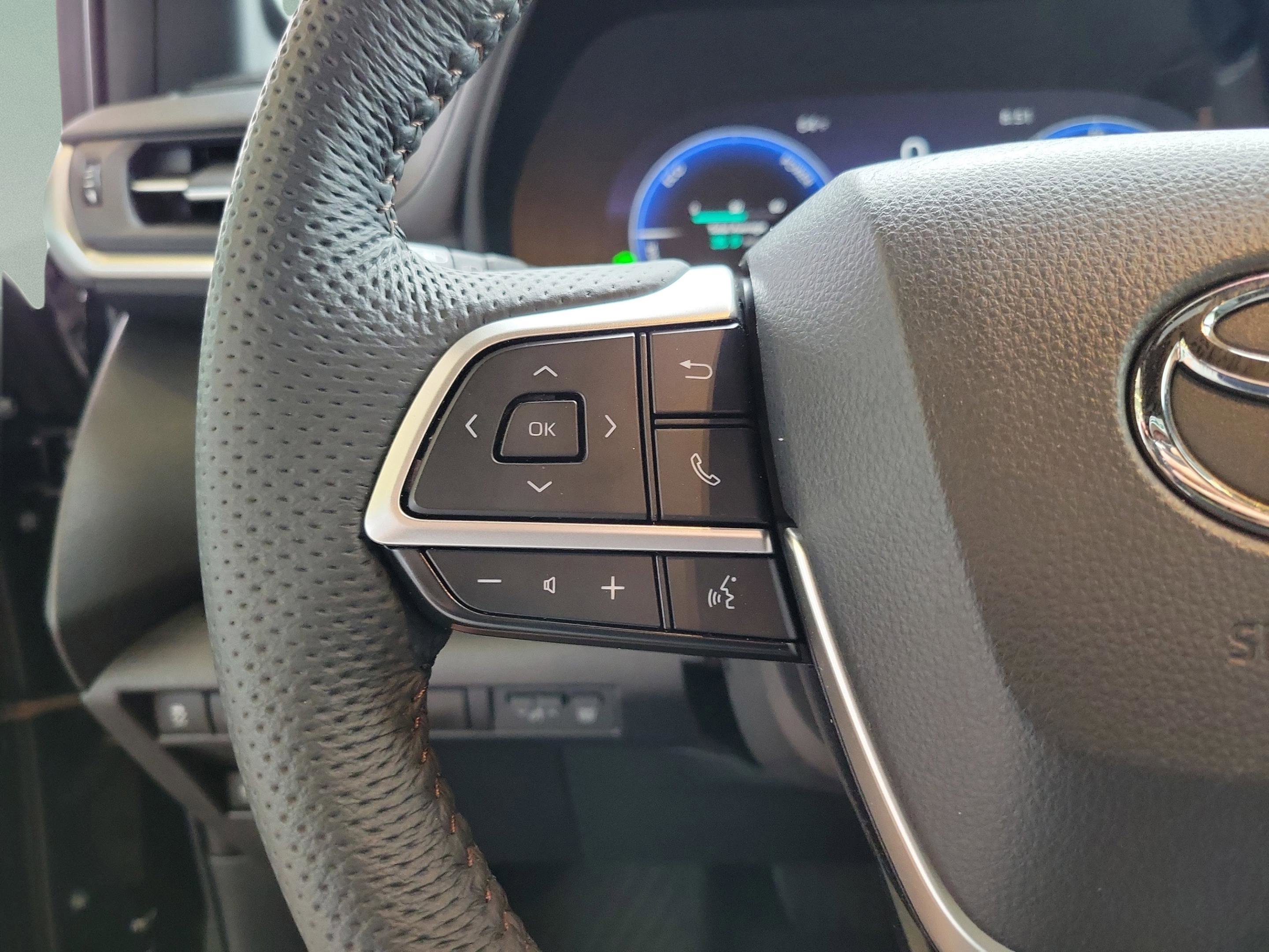 Used 2025 Toyota Sienna Limited image 13