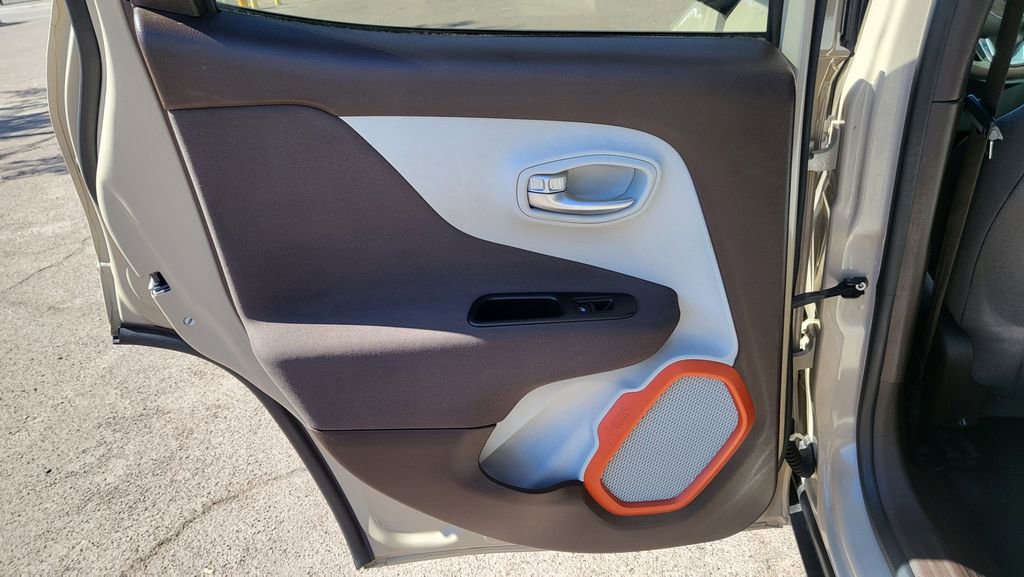 Used 2016 Jeep Renegade Latitude w/ Safety & Security Group FWD image 19