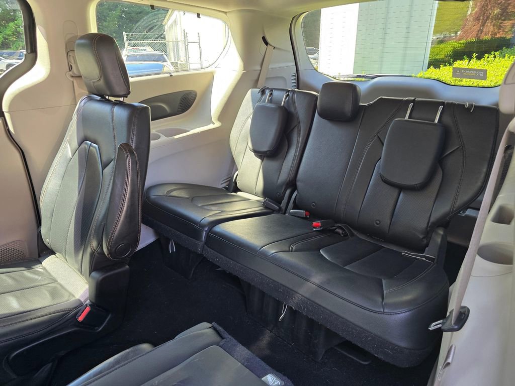 Used 2018 Chrysler Pacifica Touring-L w/ Premium Audio Group FWD image 11