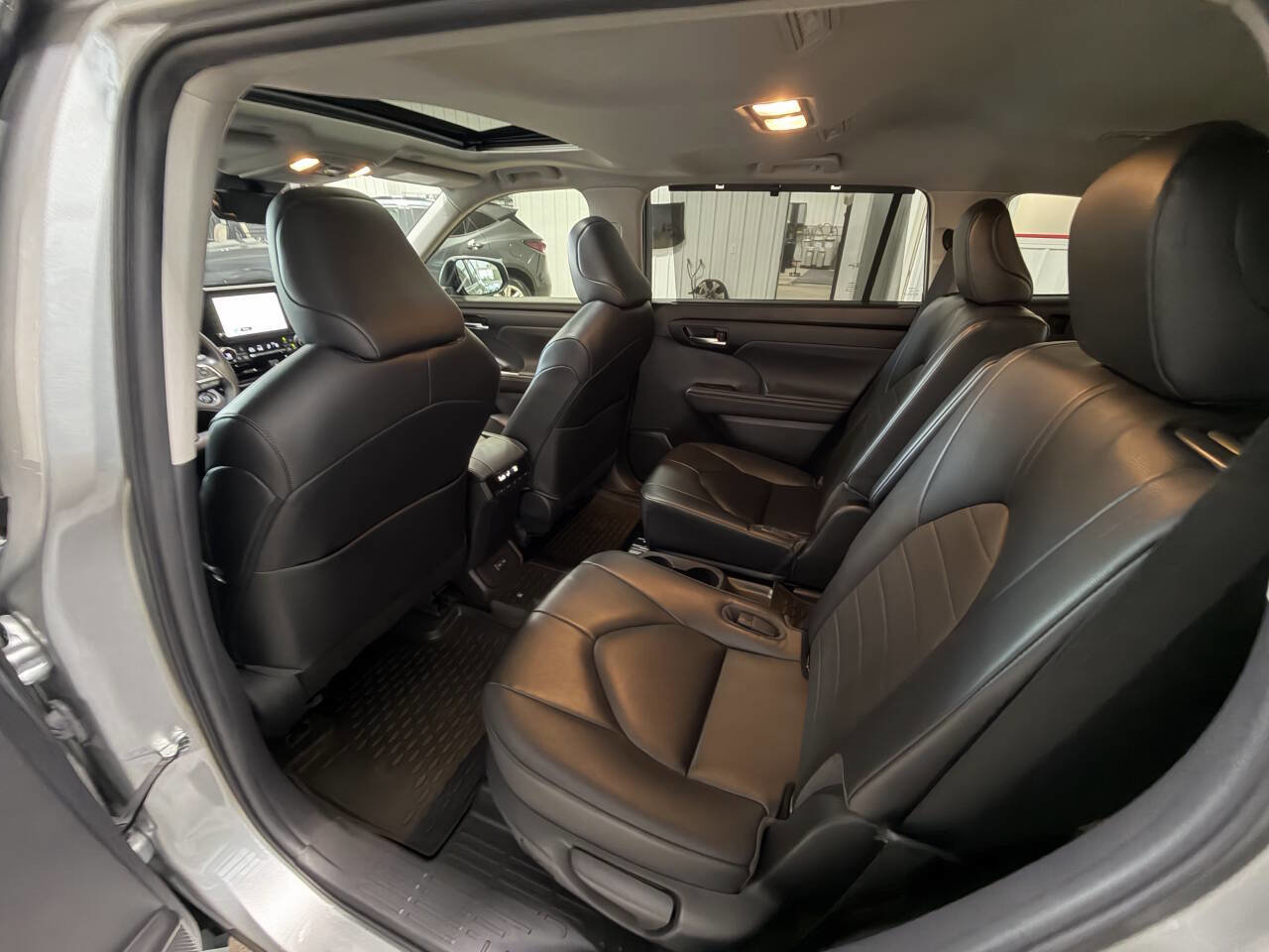 Used 2023 Toyota Highlander XLE image 4