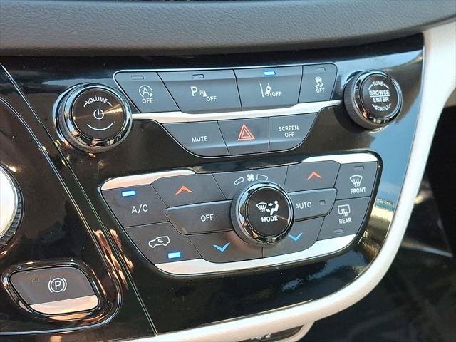 Certified 2023 Chrysler Pacifica Touring-L FWD image 16