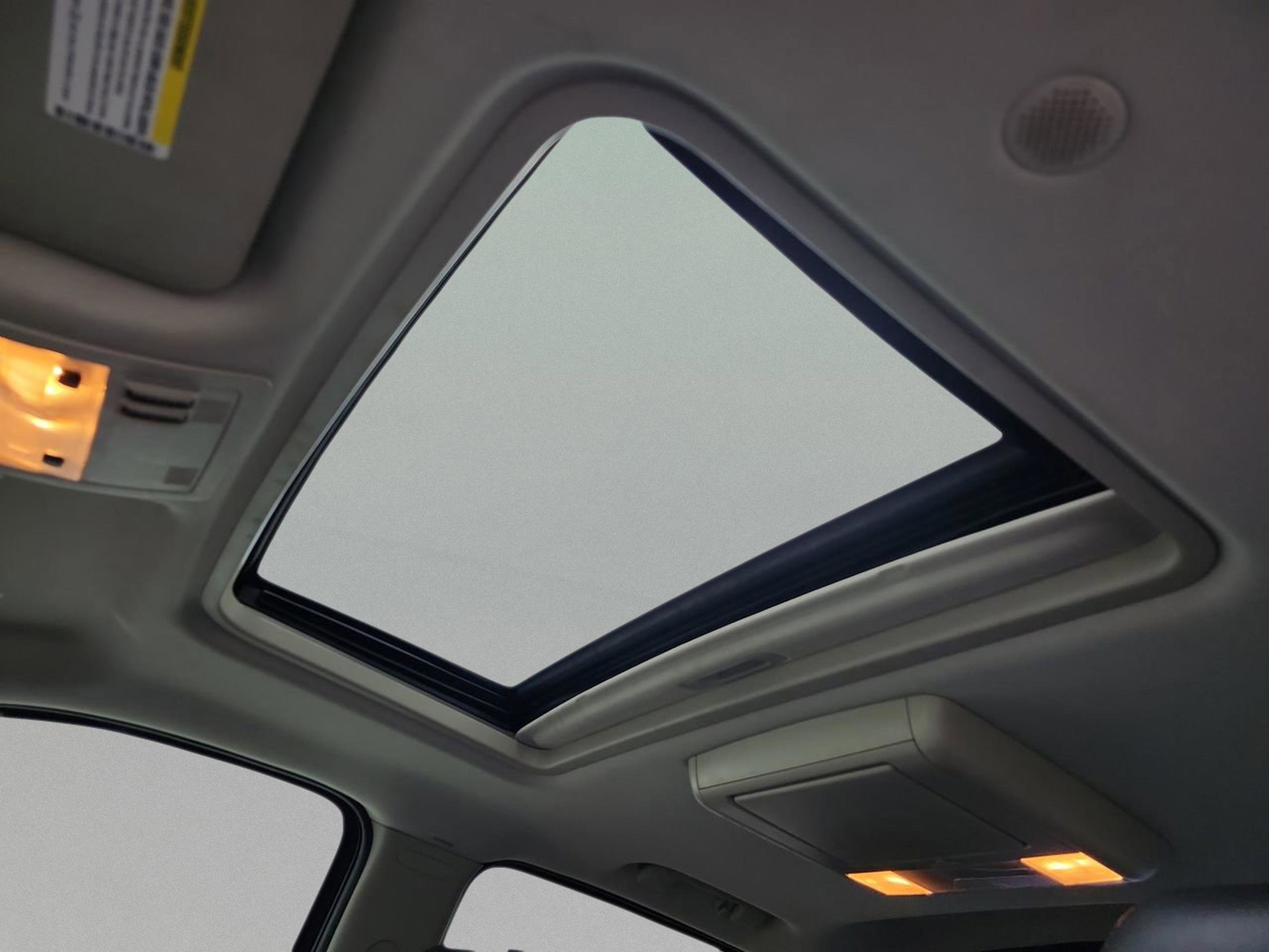 Used 2013 Chevrolet Avalanche LTZ image 32