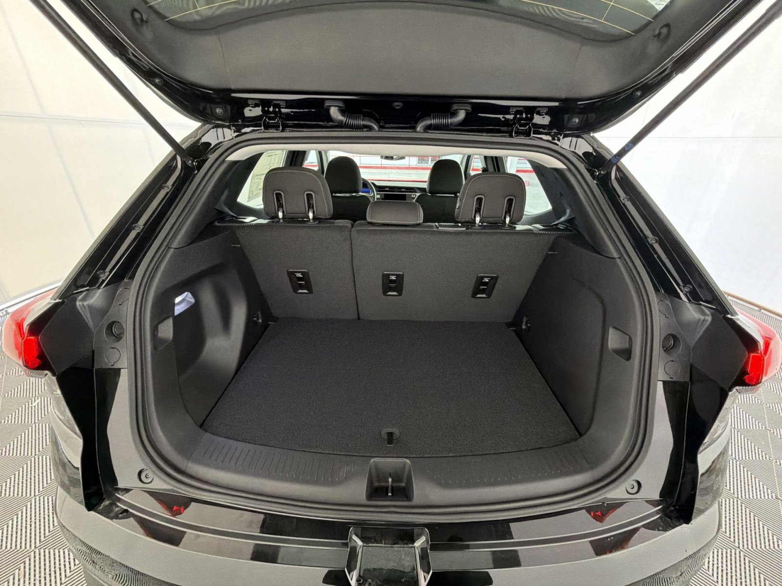 New 2027 Chevrolet Bolt LT w/ Comfort Package FWD image 25