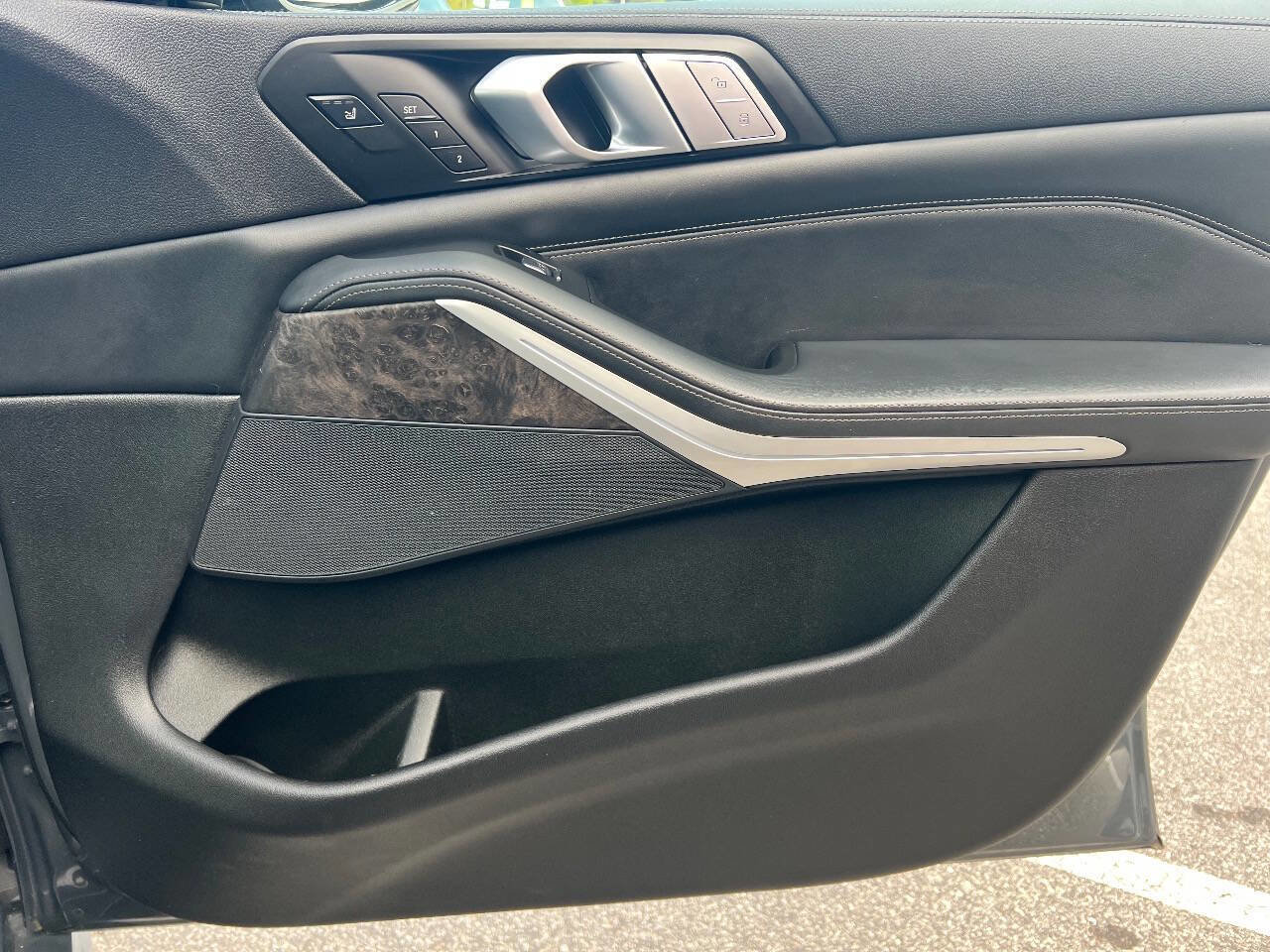 Used 2022 BMW X7 xDrive40i w/ M Sport Package image 25