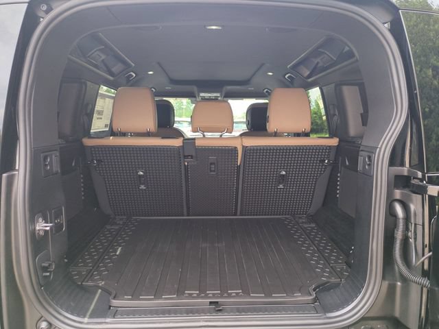 New 2026 Land Rover Defender 110 X-Dynamic SE AWD/4WD image 16