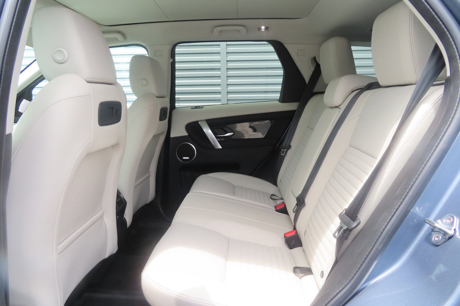 Used 2023 Land Rover Discovery Sport SE image 6