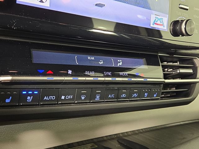 Used 2023 Toyota Sienna Limited FWD image 22