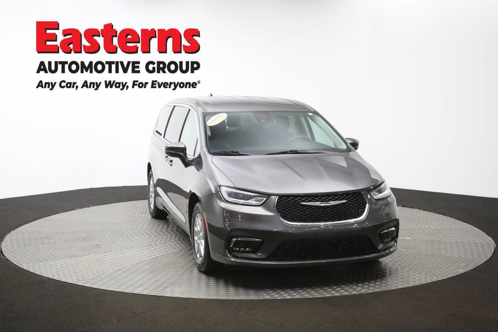 Used 2023 Chrysler Pacifica Touring-L image 52