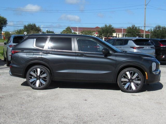 New 2025 Mitsubishi Outlander SE image 2