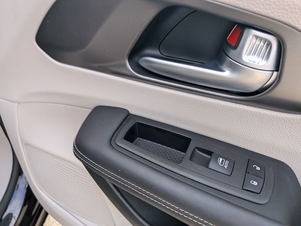 Used 2024 Chrysler Pacifica Touring-L image 30