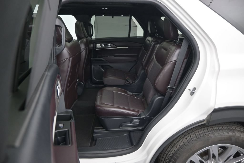 Certified 2025 Ford Explorer Platinum RWD image 13