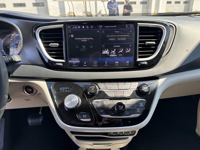 Used 2023 Chrysler Pacifica Touring-L image 24