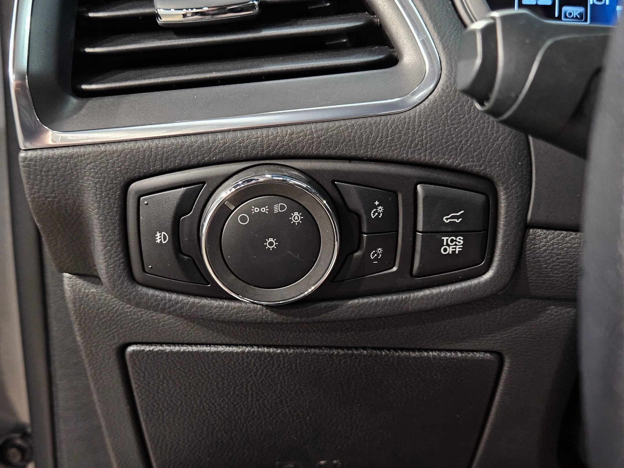 Used 2024 Ford Edge Titanium image 25