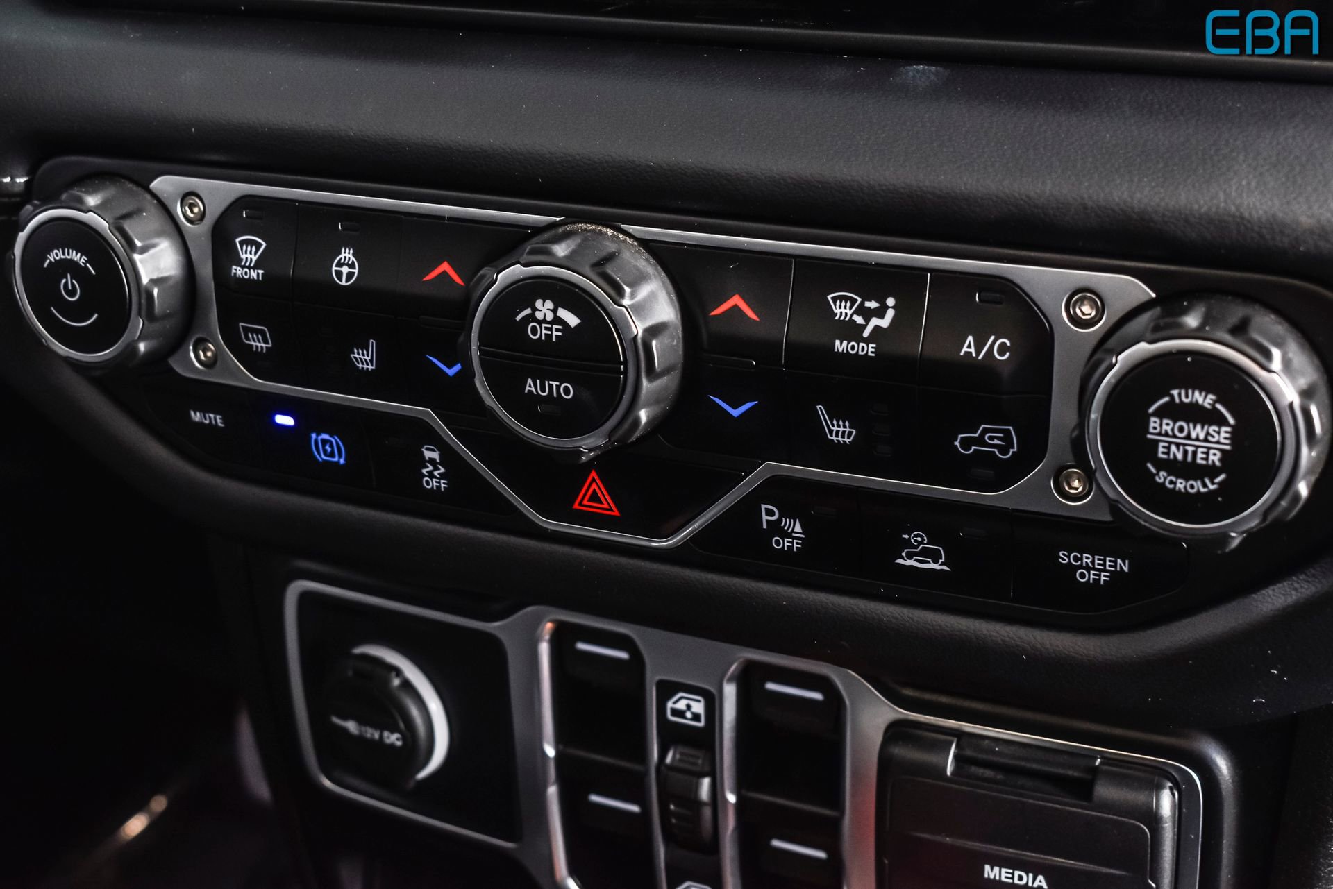 Used 2025 Jeep Wrangler Unlimited Sahara w/ Safety Group image 28