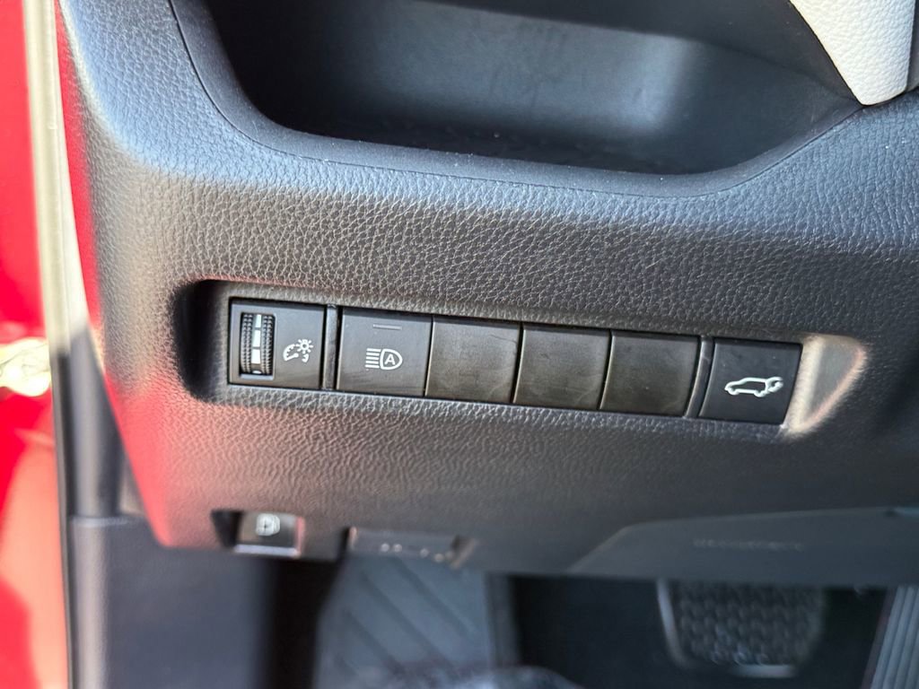 Used 2021 Toyota RAV4 XLE w/ Convenience Package image 20