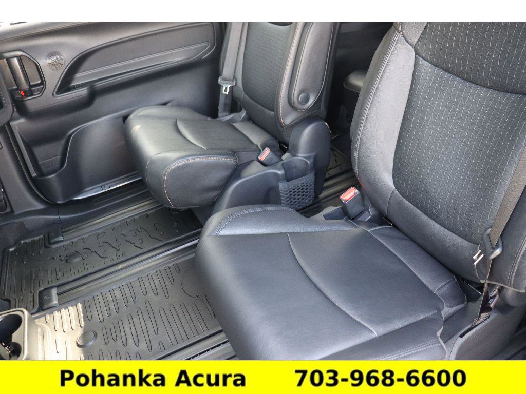 Used 2025 Toyota Sienna XLE Woodland Edition image 29