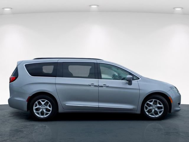 Used 2017 Chrysler Pacifica Touring-L w/ Tire & Wheel Group image 5
