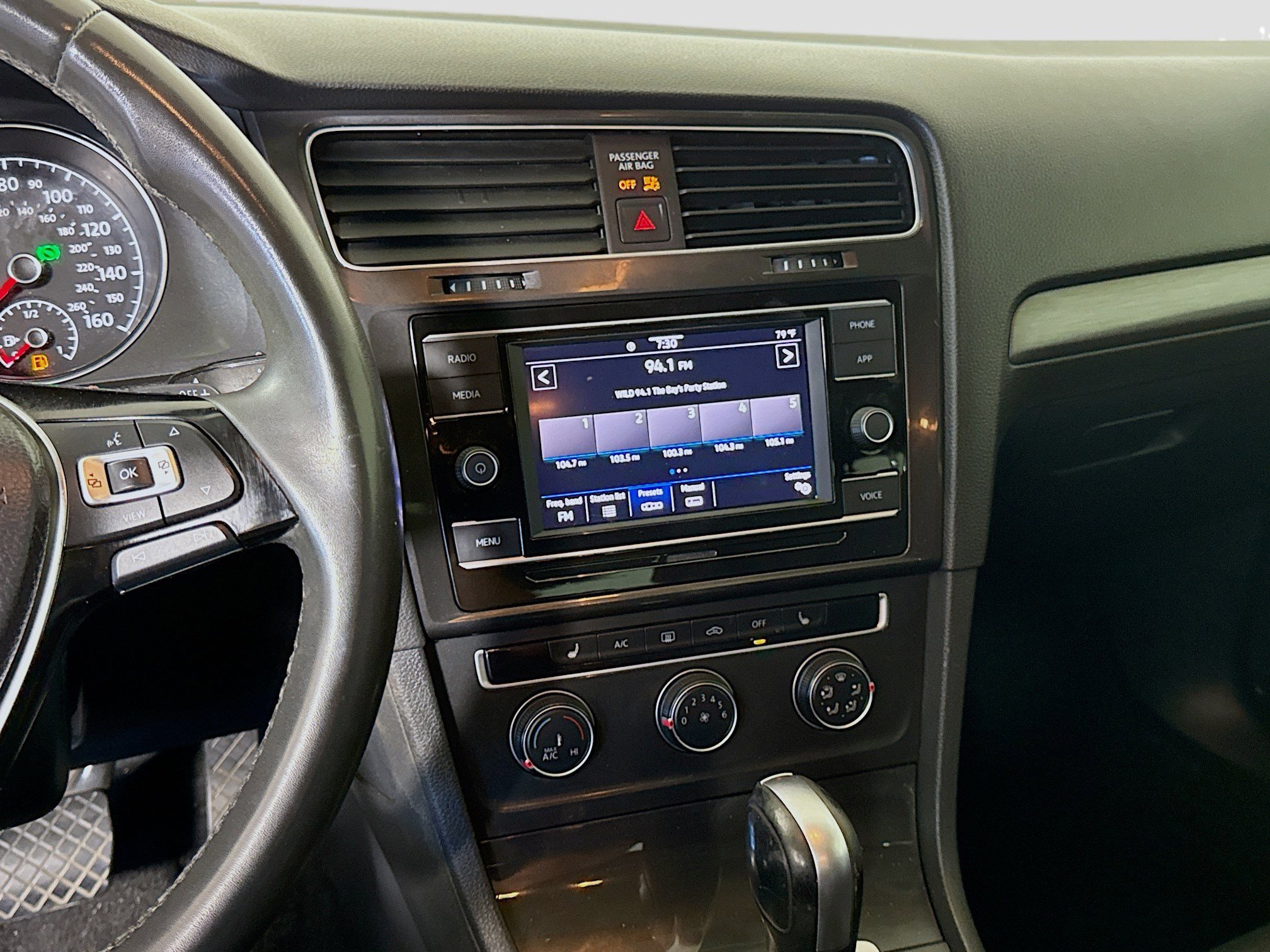 Used 2020 Volkswagen Golf 4-Door image 18